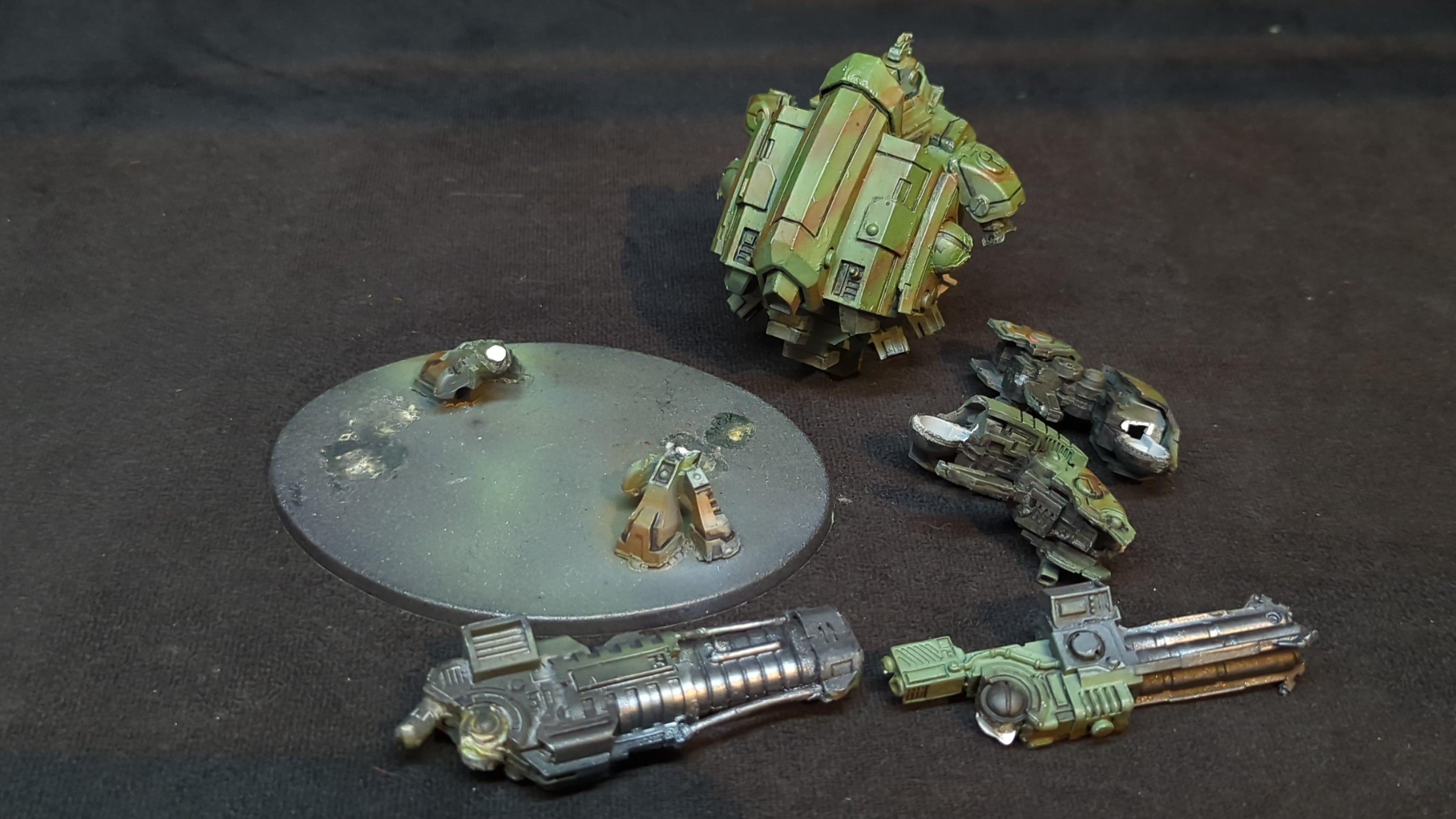 Warhammer 40k Forge world : Y'vahra  Battlesuit x1