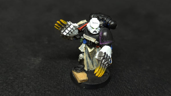 Warhammer 40k Space Marine Veteran with lightning claws x1