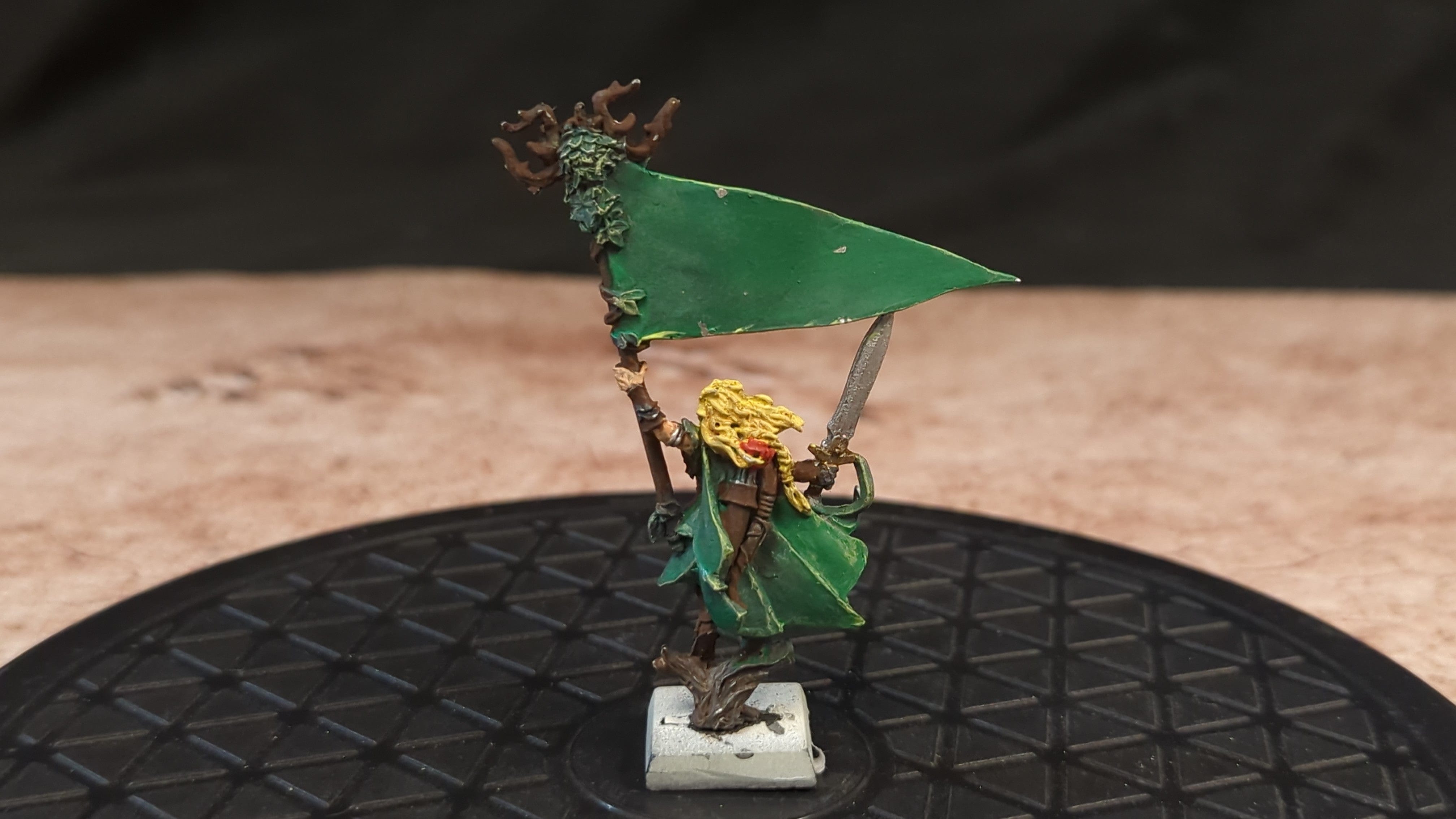The Old World : Wood Elves Standard Bearer (OOP Metal) x1 OOP Painted