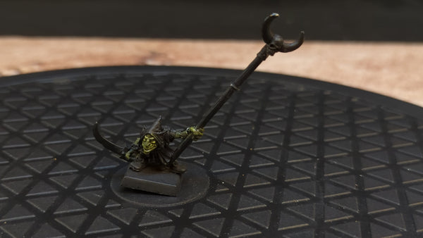 The Old World Orc & Goblin Tribes Night Goblin Standard bearer (OOP Metal) x1