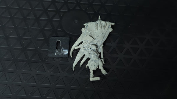 The Old World Beastmen Brayherds Wargor Battle Standard Bearer (OOP ) x1