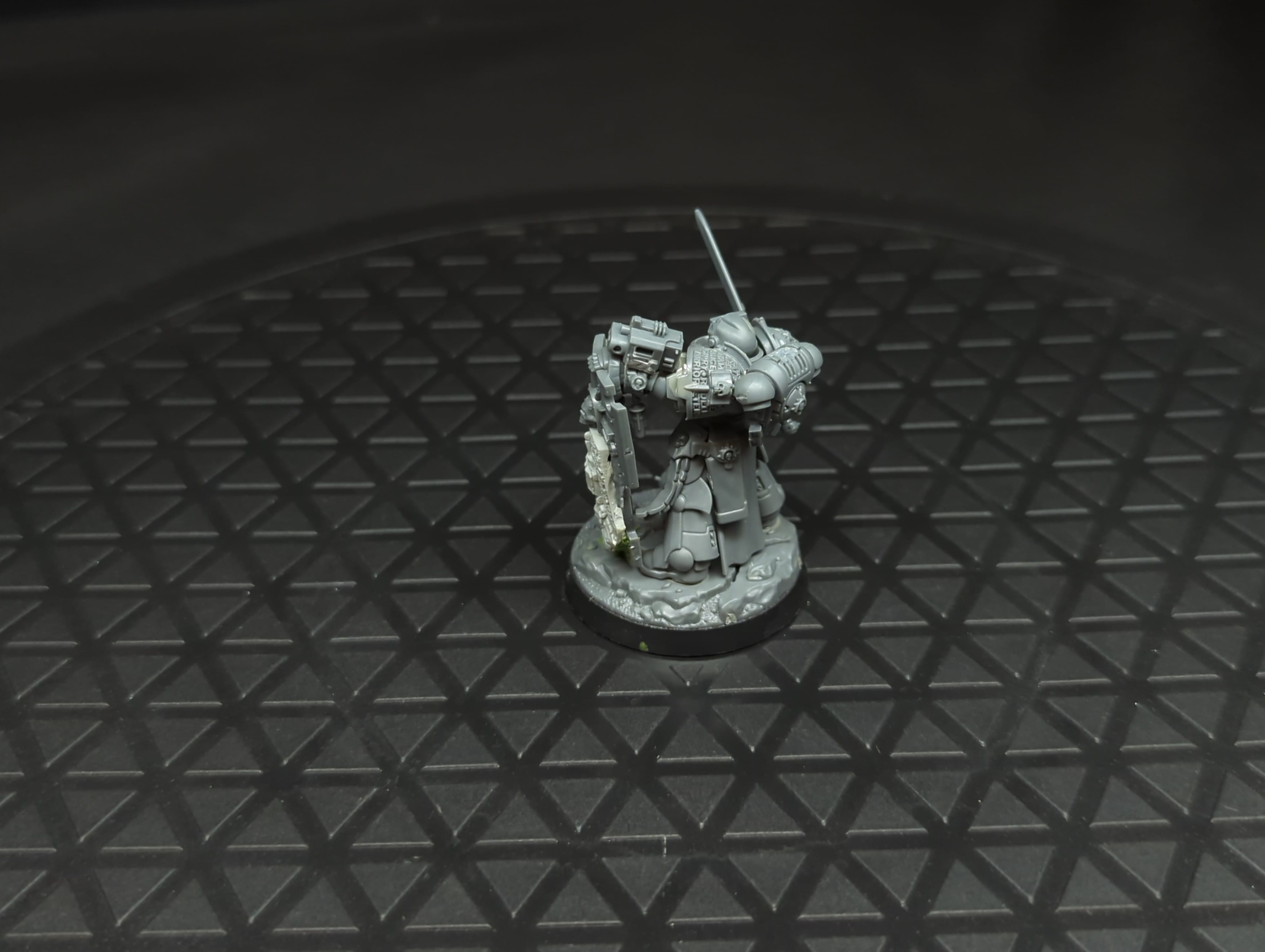 Warhammer 40k Space Marines Captain with Relic Shield x1