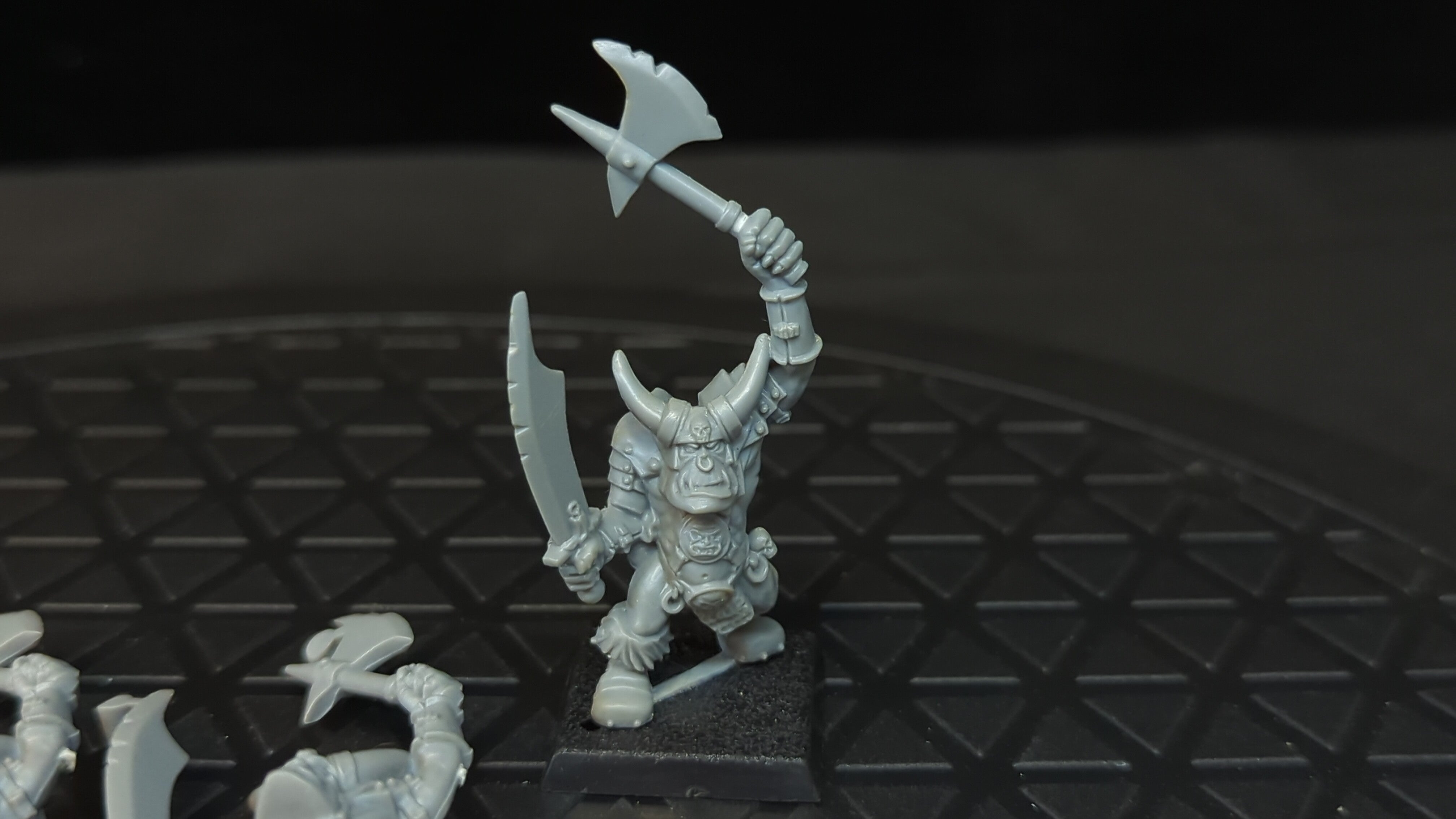 The Old World Black Orks (OOP ) x9